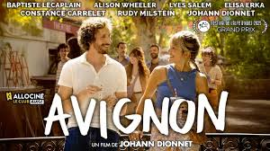 merlinpapin3's tweet photo. .@FredOL69007 #AnecdoteCinéma sur le film #Avignon , Avignon s’inspire du vécu du scénariste, réalisateur et acteur Johann Dionnet, et plus précisément de toutes les pièces jouées lors de plusieurs Festivals d’Avignon épiques où il a eu l’impression de vivre mille vies pendant un mois. Il se rappelle : "Tout cela m’a donné l’idée d’un court-métrage (Je joue Rodrigue) que j’ai écrit en 2019 et qui aujourd’hui devient un long. Porté par l’envie de rendre hommage, à travers un film, au spectacle vivant, j’ai poursuivi mes démarches de recherches de producteurs jusqu’à ce que Nolita Cinéma me suive dans l’aventure."

"Le court-métrage ayant été un succès, notamment au Festival de Comédie de l’Alpe d’Huez, j’ai pu le développer en long - ce qui n’était pas compliqué car j’avais gardé beaucoup d’idées de côté et la première version du court faisait déjà 40 minutes. Mais Benoît Graffin puis Francis Magnin m’ont rejoint pour développer avec moi le scénario et les dialogues du long-métrage."

Johann Dionnet a intégré dans le film une scène inspirée d’un moment personnel : un jour, en pleine mélancolie à Avignon, il croise un danseur de rue (Arthur Marmagne) interprétant Ne me quitte pas de Jacques Brel. Ému aux larmes, il le filme et se promet de l’intégrer à un film s’il en réalise un un jour.

Pour Avignon, il retrouve ce même artiste, qui accepte de rejouer une scène chorégraphiée sur une autre chanson (Grand soir d’Alex Beaupain), au même endroit. Cette scène a été tournée avec Baptiste Lecaplain et a servi de véritable point de départ émotionnel au tournage.

Le film comporte un long plan-séquence tourné de nuit devant le Palais des papes – un des lieux les plus emblématiques d’Avignon. Ce plan existait déjà dans le court-métrage Je joue Rodrigue et a été réintégré ici avec une préparation minutieuse. Le réalisateur et son chef opérateur, Thomas Rames, avaient fait un découpage technique en amont pour anticiper tous les mouvements de caméra. Ce moment a été vécu comme « magique » par l’équipe.

Certaines séquences du film ont été tournées pendant le Festival d’Avignon lui-même, avec une caméra discrète et un style presque documentaire. Cela a permis de capter l’ambiance réelle des rues animées, des spectacles de rue et du rythme effréné du Off. Ces scènes ont contribué à ancrer le film dans une réalité palpable et à offrir une immersion rare dans les coulisses du théâtre vivant.

Pour créer une complicité crédible entre les membres de la troupe fictive des Cannibales, Johann Dionnet a organisé des soirées jeux avant le tournage. Cela a permis de créer une dynamique de groupe, essentielle pour un film choral. Le résultat à l’écran donne l’impression d’une troupe qui se connaît depuis longtemps – alors que certains acteurs ne s’étaient jamais rencontrés auparavant.

Pour rendre crédible la pièce de boulevard jouée par les personnages, des extraits ont été écrits en amont. Baptiste Lecaplain et Alison Wheeler, tous deux issus de l’humour, se sont amusés à improviser des scènes entières sous les yeux de l’équipe technique. Lors d’un tournage, leur sketch était si drôle que Lyes Salem, pris par le fou rire, en oubliait d’entrer en scène. Cette séquence improvisée est devenue culte sur le plateau.

Le tournage s’est déroulé pendant tout le mois d’août, au plus chaud de l’été. Avec des températures dépassant les 40°C, l’équipe a dû adapter les conditions de tournage. Johann Dionnet voulait que l’on ressente cette chaleur à l’écran : les corps qui transpirent, l’air étouffant dans les rues, en opposition au calme relatif des salles de théâtre. Cette tension climatique a servi la mise en scène et renforcé le réalisme.

Dès la conception, Johann Dionnet voulait que chaque service technique (son, lumière, machinerie) soit mis au défi. Certaines scènes ont été storyboardées très précisément, comme celle du hamac, où la caméra tourne autour des personnages dans un jeu d’ombres éclairées par la lune. L’image du vol de flyers a aussi été pensée comme une « vignette cinématographique » marquante. L’ambition était de faire un film de troupe mais aussi un véritable objet de cinéma.
