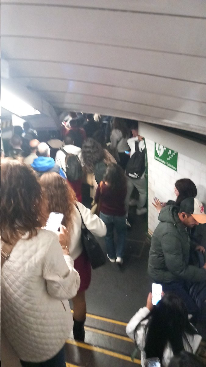 sherezadepe's tweet image. Imposible bajar al anden de la linea 4, @IdiazAyuso hace tiempo que el @metro_madrid dejó de volar