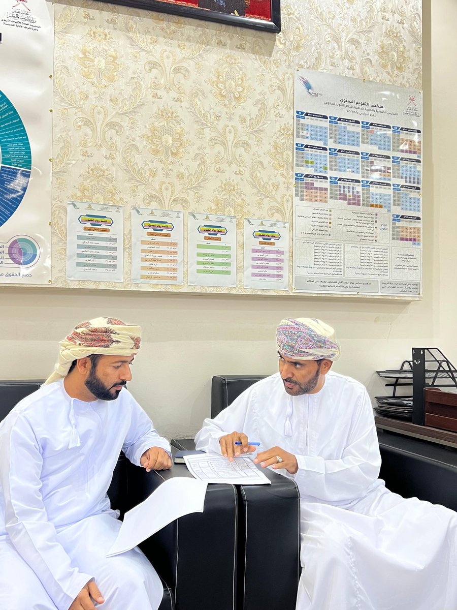 جانب من زيارة أ/جمعه الغيلاني مشرف  مادة الفنون التشكيلية 
تضمنت الزيارة
 حضور الطابور الصباحي
والاجتماع مع مدير المدرسة لمناقشة أوضاع المدرسة
وزيارة معلم الماده أ/ خالد السنيدي وتوجيهه في منهج الصف الثاني عشر، إضافةً إلى مناقشة الأعمال المسندة إلى المعلم خلال الفصل الدراسي.