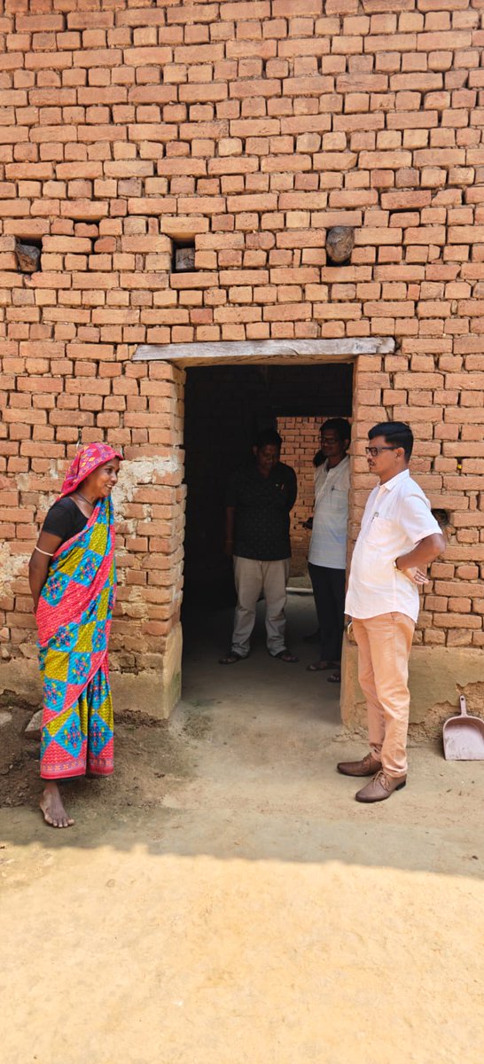 SubdegaS's tweet image. BDO Sir visiting Kulba Gram Panchayat and inspecting houses under Rural Housing Scheme ...
#ruralhousing #ruraldevelopment #adminstration #subdega #Sundargarh #Odisha @PRDeptOdisha @IPR_Odisha @CMO_Odisha @DMSundargarh