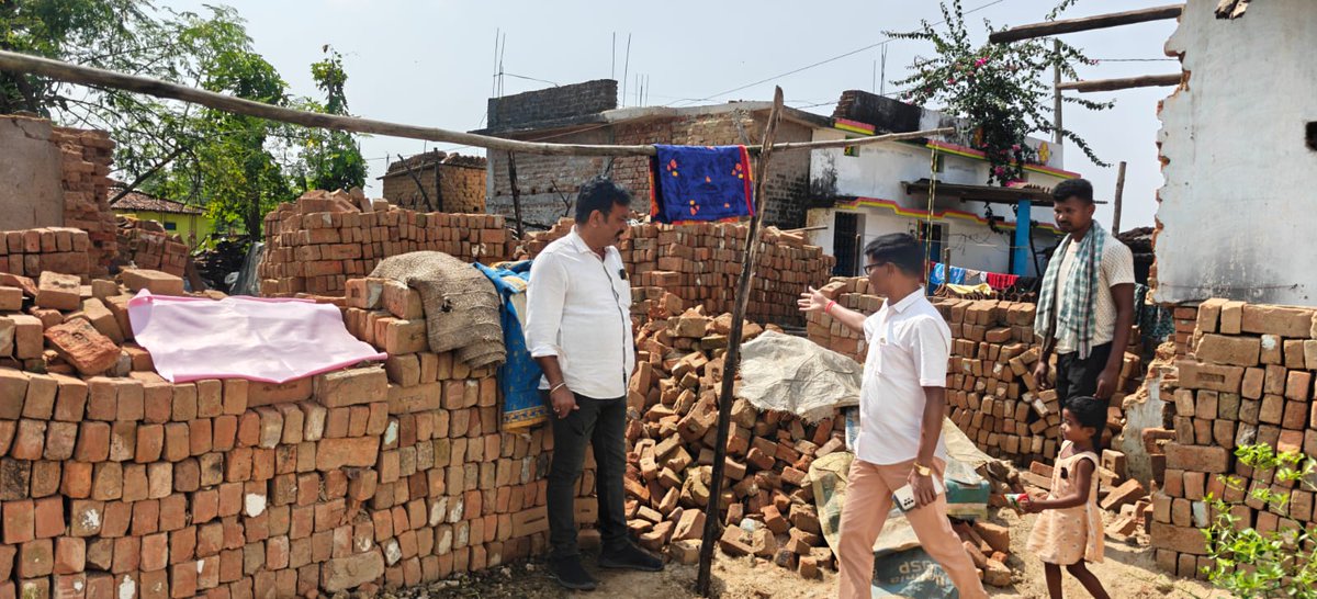SubdegaS's tweet image. BDO Sir visiting Kulba Gram Panchayat and inspecting houses under Rural Housing Scheme ...
#ruralhousing #ruraldevelopment #adminstration #subdega #Sundargarh #Odisha @PRDeptOdisha @IPR_Odisha @CMO_Odisha @DMSundargarh