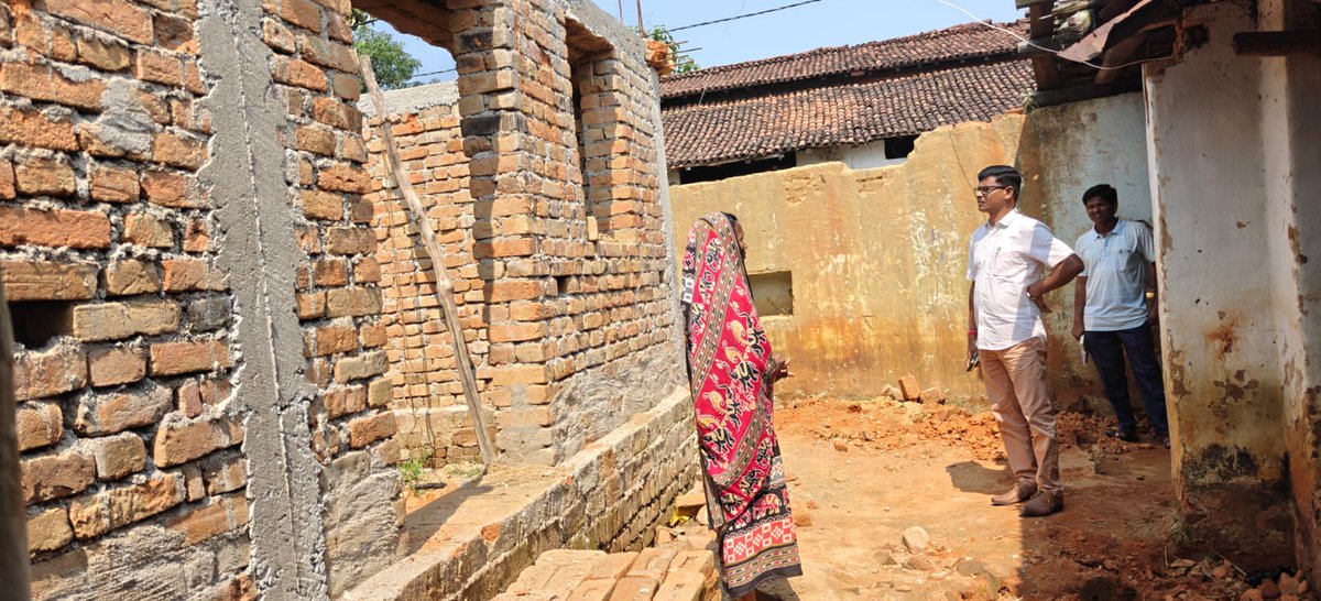 SubdegaS's tweet image. BDO Sir visiting Kulba Gram Panchayat and inspecting houses under Rural Housing Scheme ...
#ruralhousing #ruraldevelopment #adminstration #subdega #Sundargarh #Odisha @PRDeptOdisha @IPR_Odisha @CMO_Odisha @DMSundargarh