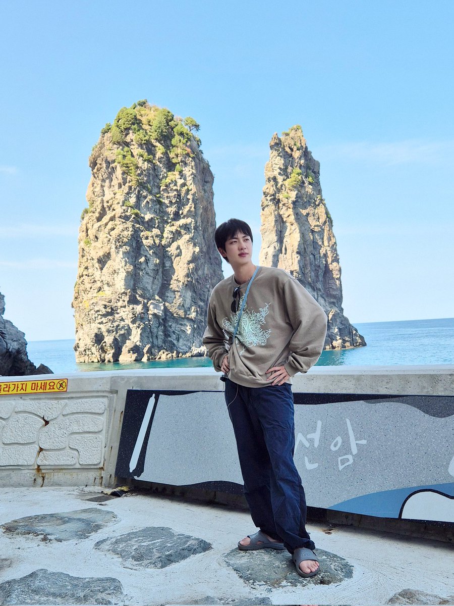 phylea's tweet image. I vote for #JIN for the #2025MAMAVOTE