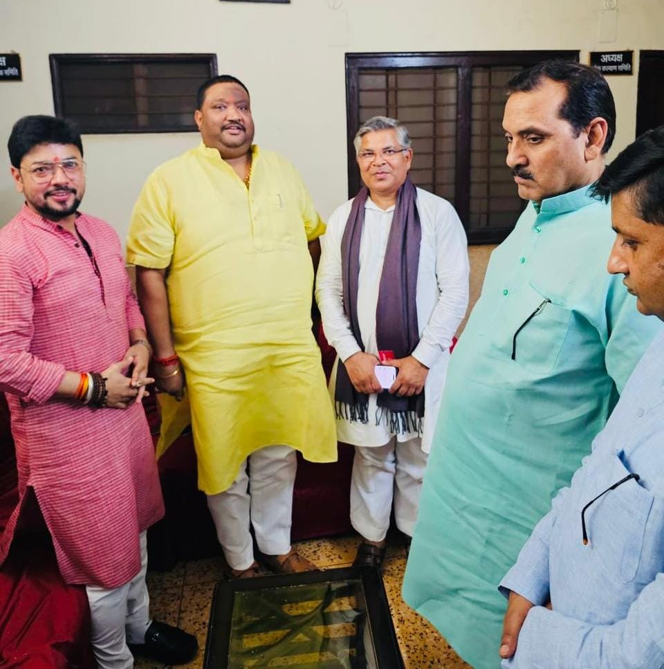 dheerusinghh's tweet image. लखनऊ में आदरणीय श्रीमान कौशल जी भाई साहब, प्रांत प्रचारक अवध प्रांत, राष्ट्रीय स्वयं सेवक संघ से भेंटकर दीपावली पर्व की हार्दिक शुभकामनाएं एवं बधाई दी।
ईश्वर से प्रार्थना है कि यह पावन पर्व सभी के जीवन में सुख, समृद्धि और उज्जवल भविष्य का संचार करे।
आप सभी को दीपावली की ढेर…