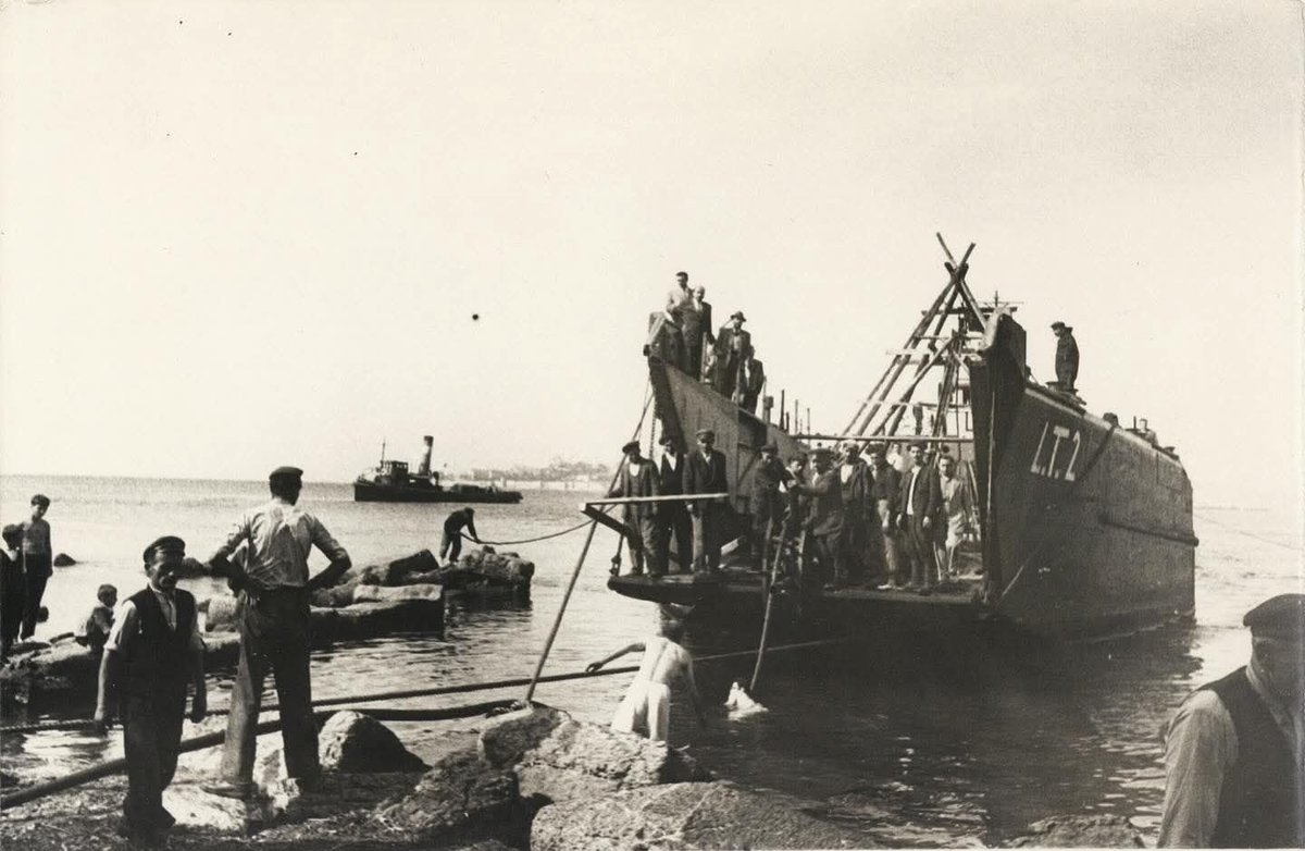 Pınar Erkan (@pinar__erkan) on Twitter photo Salacak'ta deniz tabanına telefon hattı döşeyen bir gemi imiş. Arka tarafta Sarayburnu görünüyor. Fotoğraf 1940'lar-1950'ler gibi duruyor. Salacak'ta deniz tabanına telefon hattı döşeyen bir gemi imiş. Arka tarafta Sarayburnu görünüyor. Fotoğraf 1940'lar-1950'ler gibi duruyor.