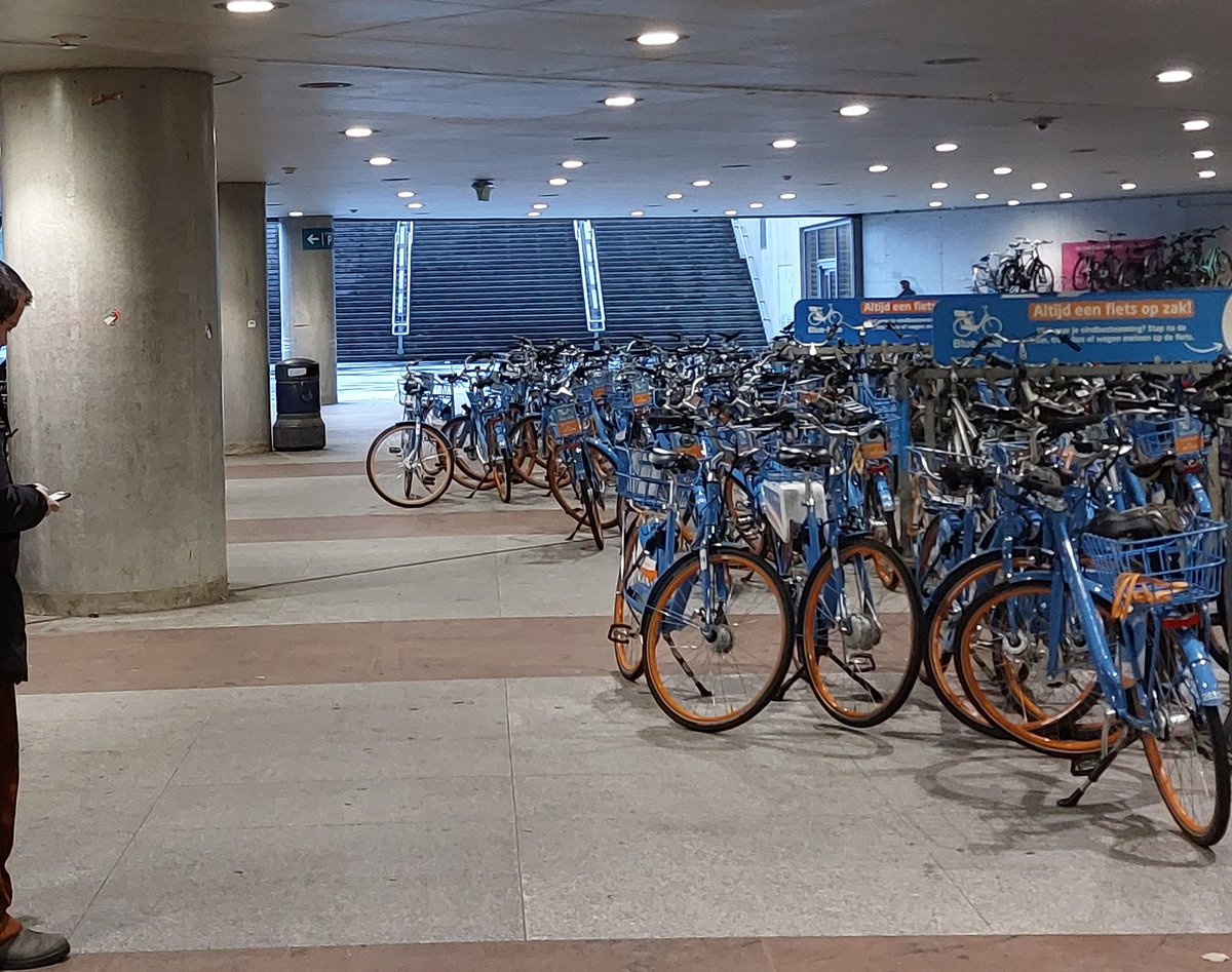Levensgevaarlijke situatie in fietsenstalling Gent. Kan iemand de veiligheidsregels eind deelfietsen uitleggen aan <a href="/BlueBikeBelgium/">Blue-bike</a> ? Hier komen ongelukken van...
