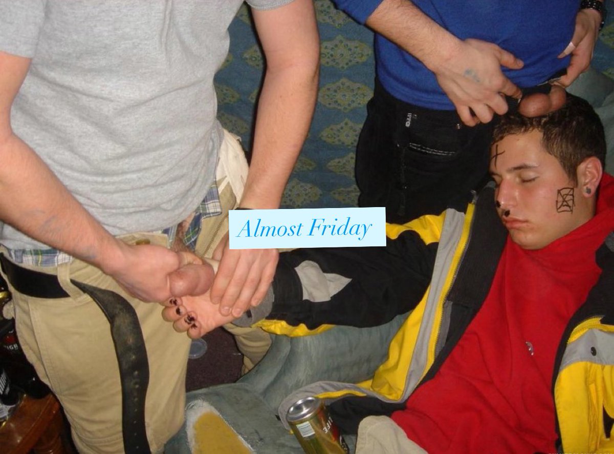 AlmostFriday420's tweet photo. #almostfriday #bros #balls #fratboys #fraternity #nudes #men #sleeping https://t.co/wGiDUMbzcj