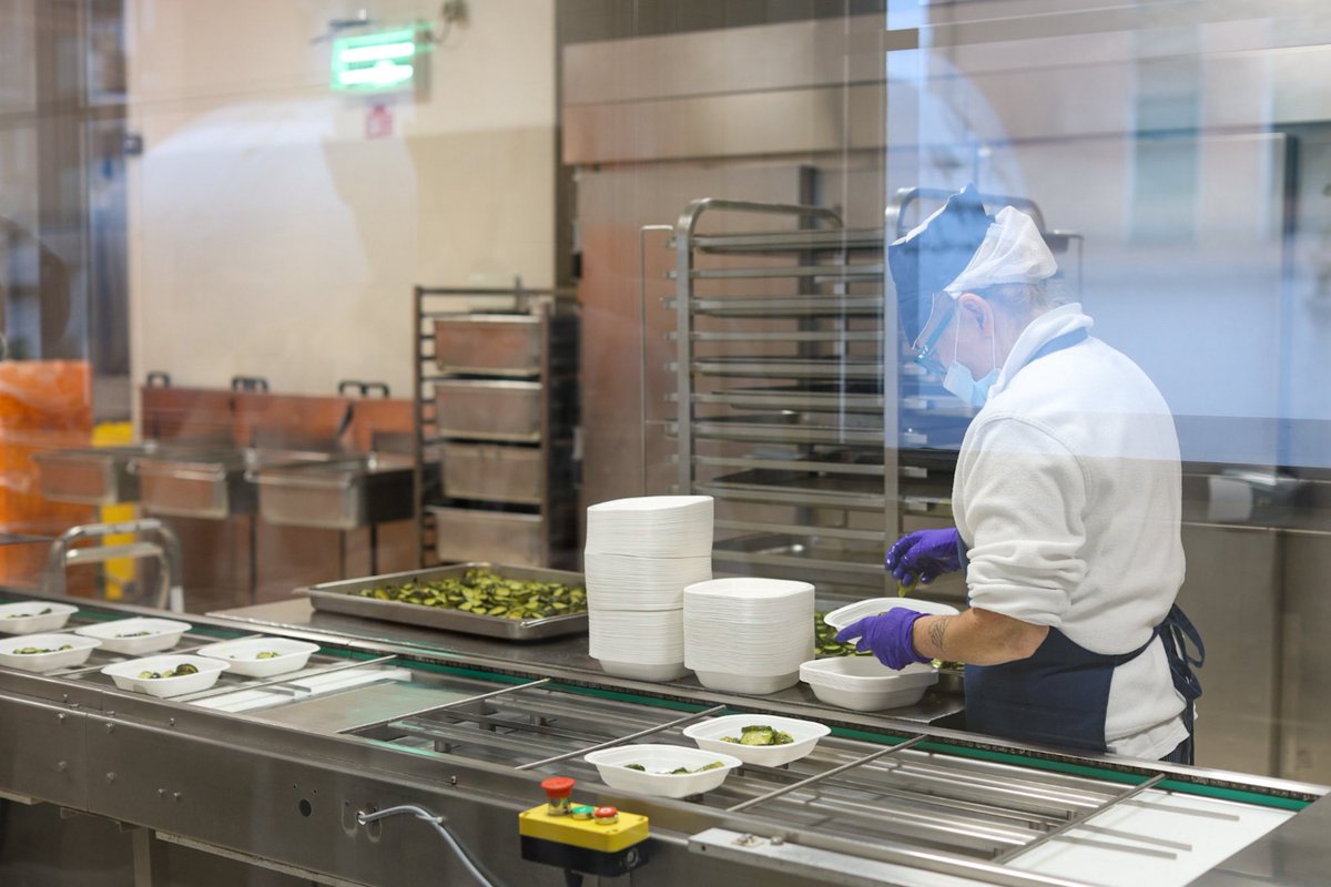 OrestStepanyak's tweet photo. 🇮🇹 In Milan, school meals are part of city policy:
125 years of experience, 77,000 children daily, 64% organic ingredients, no frying — only baking or steaming.
🇺🇦 In Ukraine, we’re building our own model — learning, not copying. https://t.co/xHKQWlGIz9