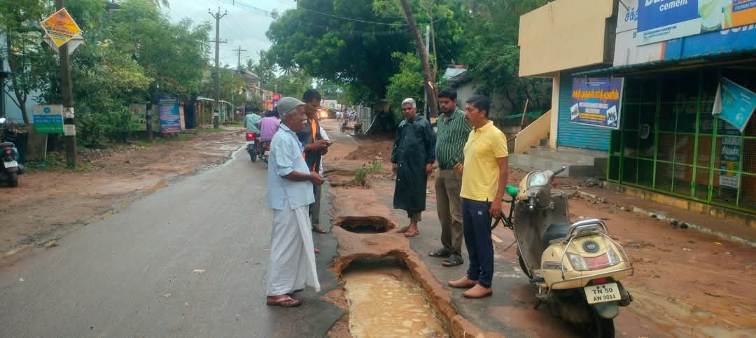 பாதாள சாக்கடை தோண்டுவதாக ஆரம்பித்து 3 வருடங்களாக ஊரையே பாதாளங்களாக்கி வைத்திருப்பது யார் என்று கண்டுபிடித்து சொல்வீர்களா முதல்வர் அவர்களே? 
ருக்குமணி குளம் சாலை, மதுக்கூர் பைபாஸ் சாலை, மன்னார்குடி. இந்த ஊர் MLA கூட அமைச்சராக இருக்கிறாராம். உங்களுக்கு யாருக்கும் தெரியுமா?