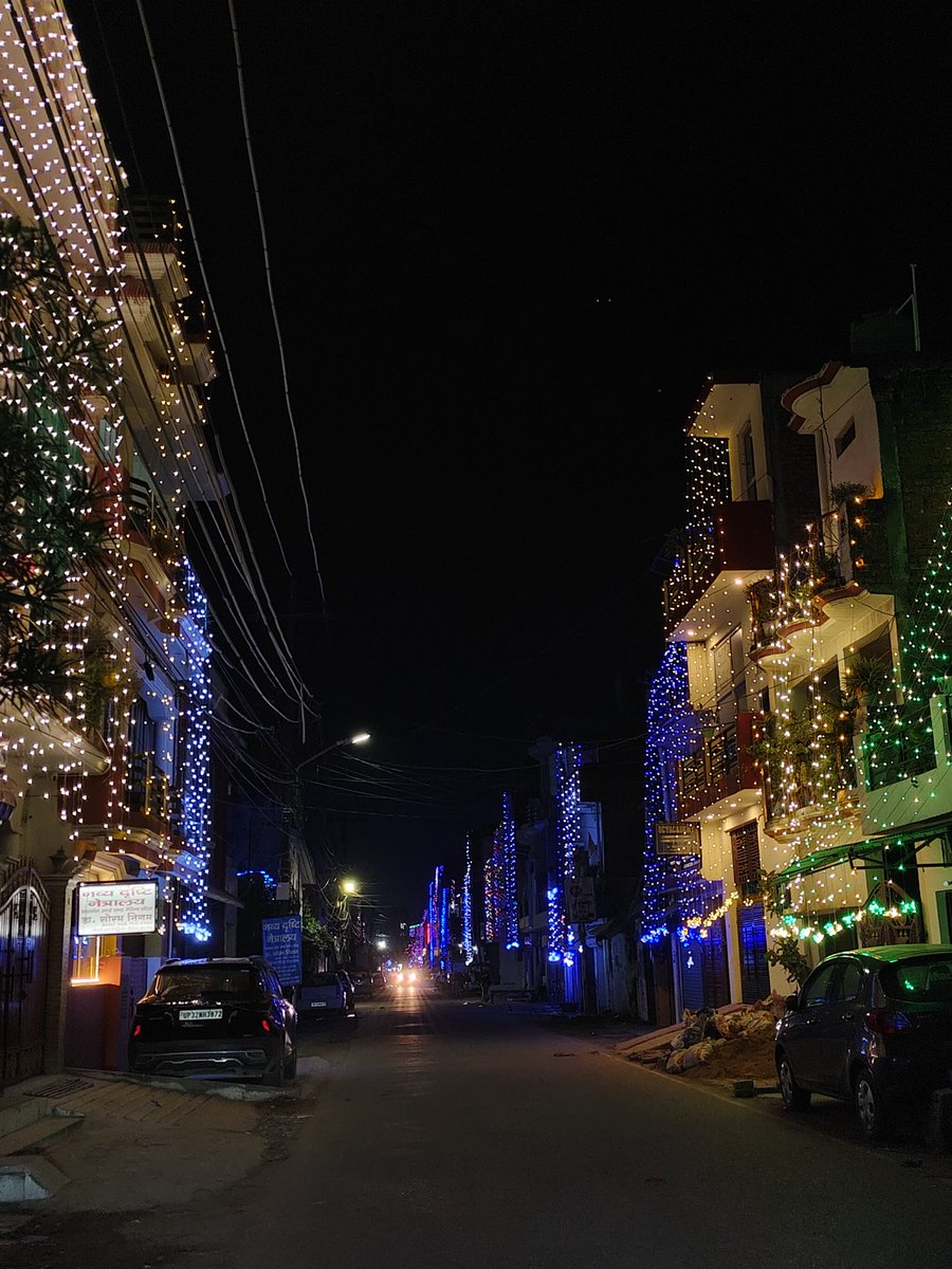 तुमसे
रौशन हैं
ये गली मौहल्ले,
और सारा शहर इश्क़ में डूबा हैं।

अब
मसला ये है
की तुम नज़र आओ
तो मेरी भी दीवाली मने ।।🪔✨

#ज्योतिG 

#Diwali2025
#HappyDiwali