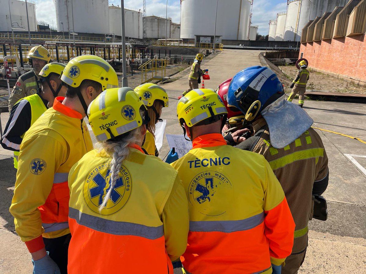emergenciescat's tweet photo. 👥 Els simulacres de #ProteccióCivil ens permeten comprovar i valorar el sistema de coordinació i resposta en cas d'emergència
✅ Es tracta de tenir la capacitat de visualització del que podria passar i anticipar-se
#simulacres
➡️ https://t.co/2NQnKuEJYR https://t.co/RbQrzQ2Mkf