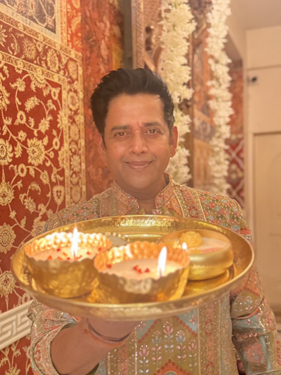 महालक्ष्मी नमस्तुभ्यं नमस्तुभ्यं सुरेश्वरी । हरी प्रिये नमस्तुभ्यं नमस्तुभ्यं दयानिधे ।। 
इस दिवाली भगवान श्री गणेश और देवी माँ लक्ष्मी आपको उत्तम स्वास्थ्य, धन,समृद्धि और आत्म संतुष्टि आशीर्वाद दें। आप सपरिवार सुख-शांति, समृद्धि और आरोग्यता के आलोक से आलोकित हो।
🪔 !! शुभ