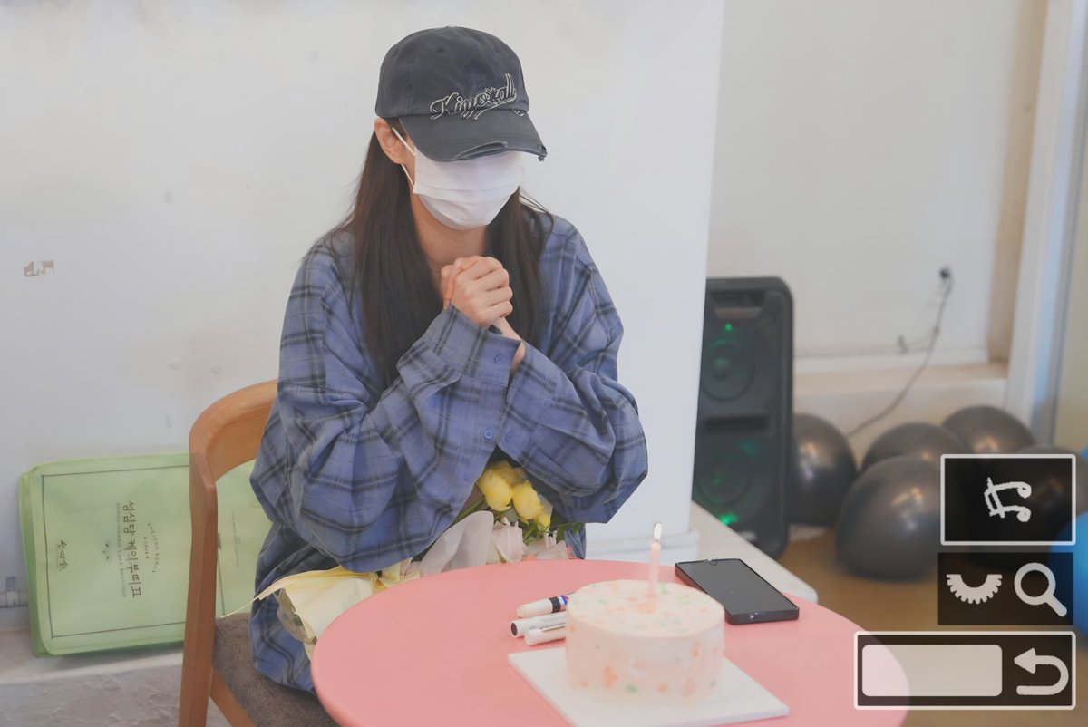 Seulring0818's tweet photo. 지우야 생일축하해
바쁜데도 팬들 보려고 시간 쪼개서 와줘서 너무 고맙다
맛난거 많이먹구 항상 행복해야해!!
태어나줘서 고마워~~
#chuu #츄
#happy_chuu_day https://t.co/lHVsCOWS0V
