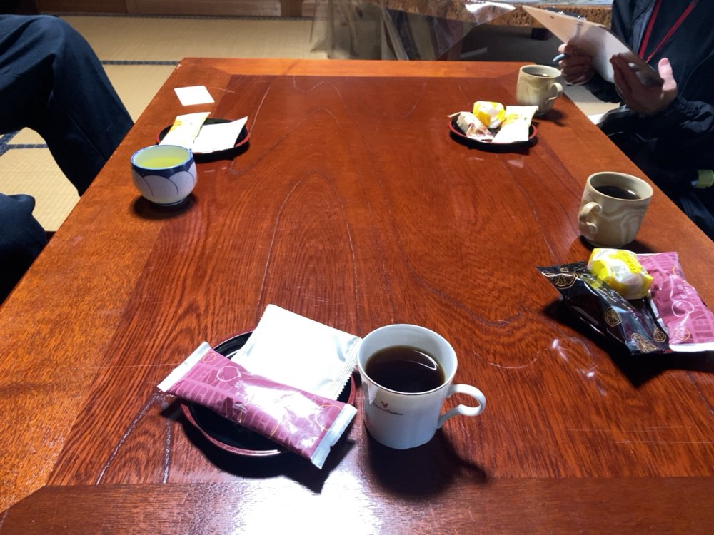 在宅介護支援センターの方が、父を見に来て下さいました🥺
Liveでファンの方に頂いたお菓子を相談員さんにお出ししました。
ファンの皆様ありがとうございました🙇‍♀️
デイサービスお試し、月末に決定🆗
その日に、私のボランティア演奏会も決定🙆‍♀️父がお世話になる施設に、恩返しを致しとうございます‼️