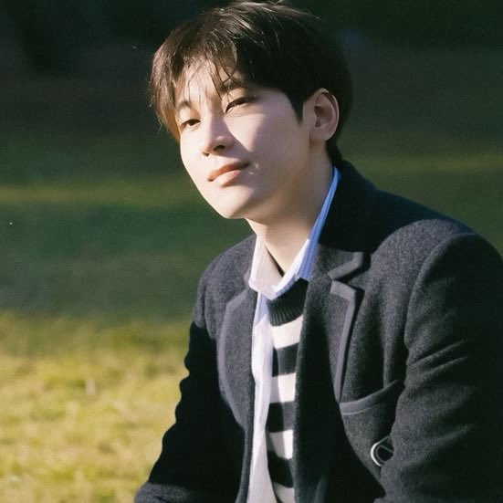 🐈‍⬛: “When it’s hard to find the stars in the darkness,
I hope the bright moonlight becomes a source of hope for your eyes.

May the sun reflected in your eyes,
and the wishes and hopes you hold,
gently reach someone else’s night—
so that they, too, may see the light in their