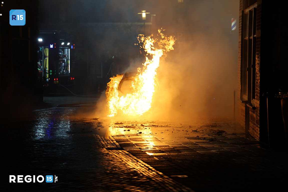 Auto uitgebrand in de Voorstraat in Poeldijk