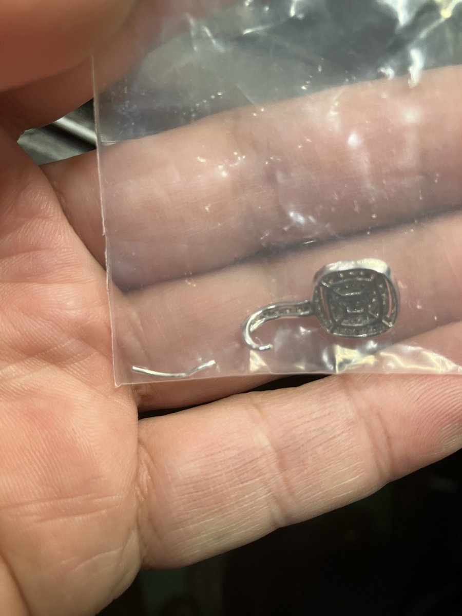 やんちゃに切れたフックタイプピアス