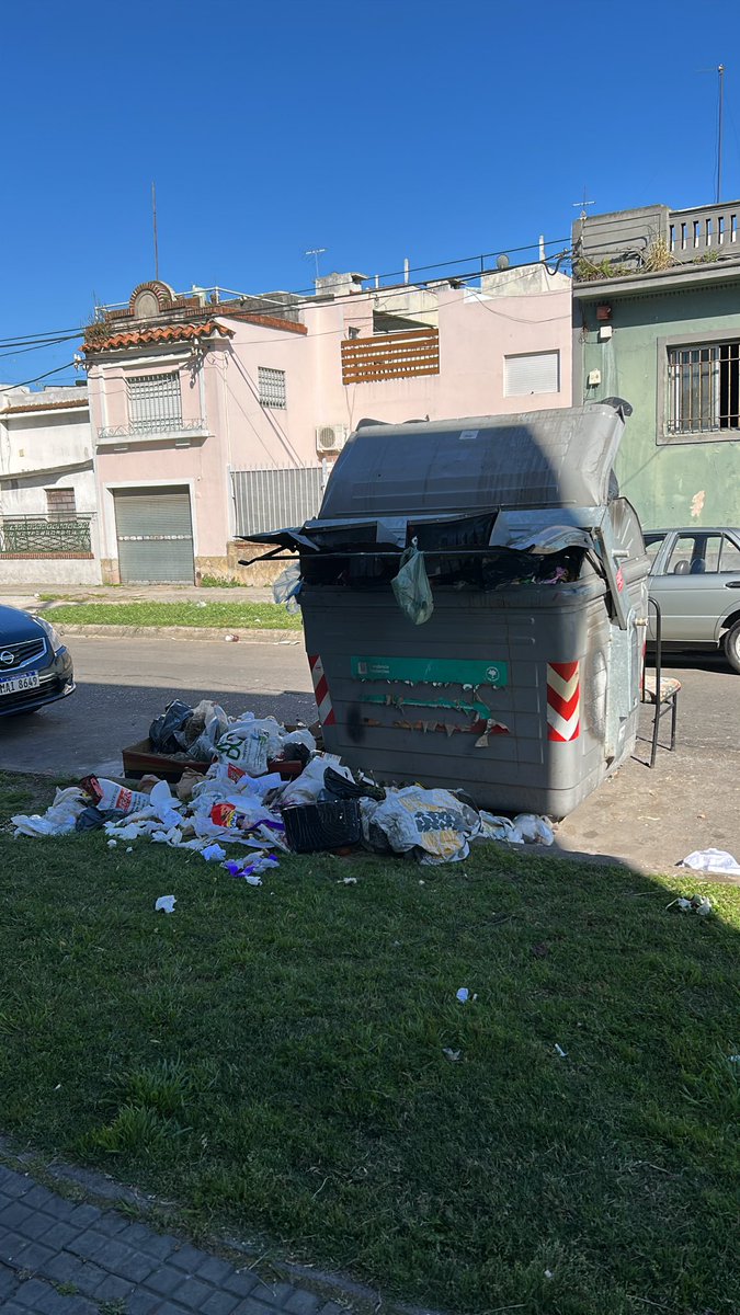 ¡Buen día! <a href="/Mario_Bergara/">Mario Bergara</a> <a href="/montevideoIM/">Intendencia de MVD</a> Lunes otra vez… mañana se me vence el pago de BPS, + de $150000, en unos días DGI. Y yo invirtiendo en marketing para potenciar mi farmacia de barrio. 

Me la tienen hecha un basural, desde hace años. 

🙏 dejen de hacernos daño. ¡Gracias!