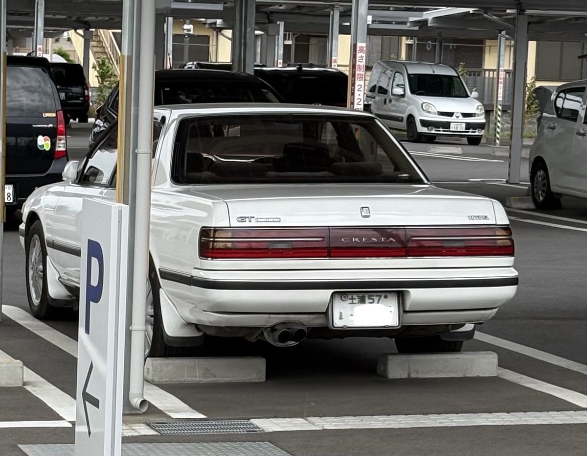 前に見た81クレスタ‼️
しかも2ケタナンバーでツインターボ‼️
ノーマルっぽい
なかなか珍しいよね😃