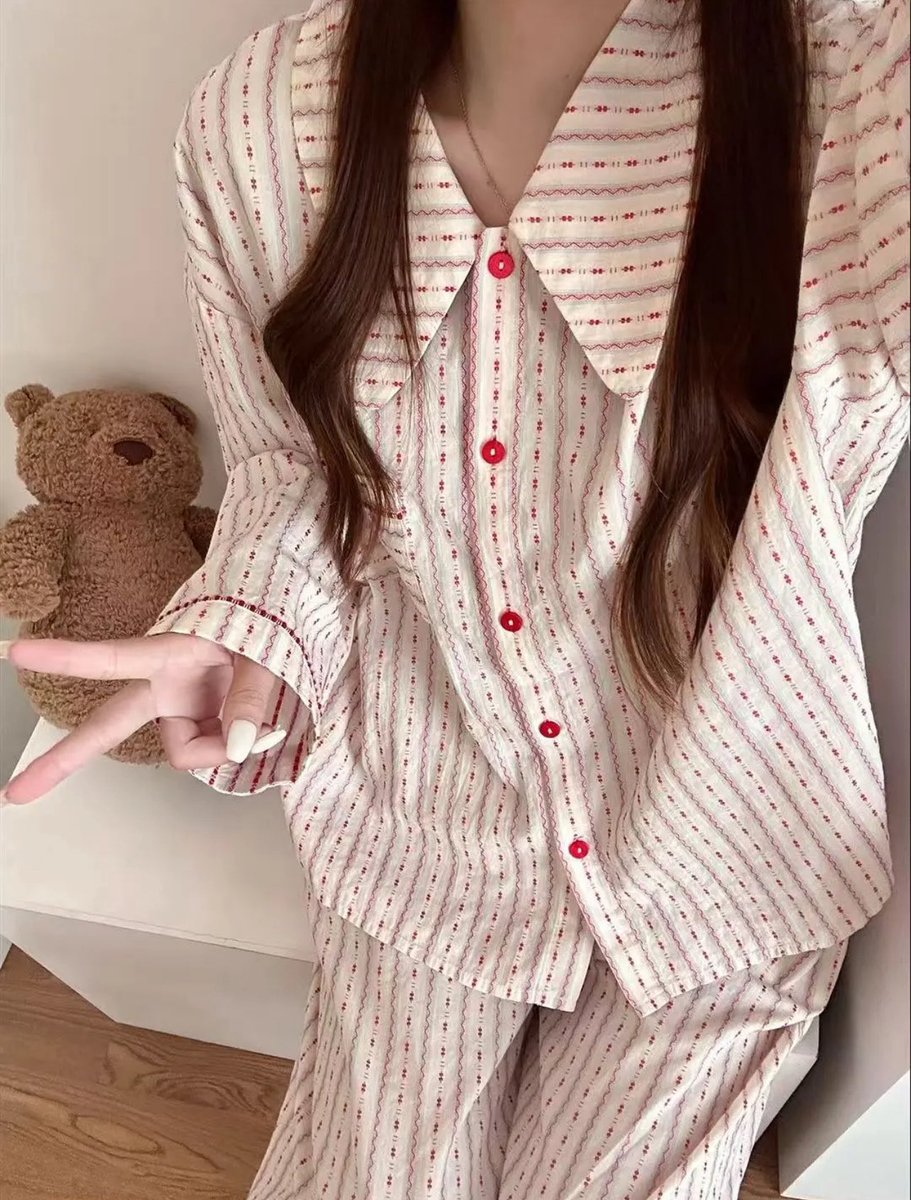 coconutsummer1's tweet image. เจอชุดนอนที่ถูกใจมากสักที pajamas รุ่นนี้น่าเริ้บมาก ผ้าคัทตอนนุ่มขายาว ใส่นอนสบายมาก ตอนนี้ 70% OFF ลดจาก 990 เหลือ แค่ 230.- อย่าพลาด ตรงปกมากแกก 🍅🩰☆*