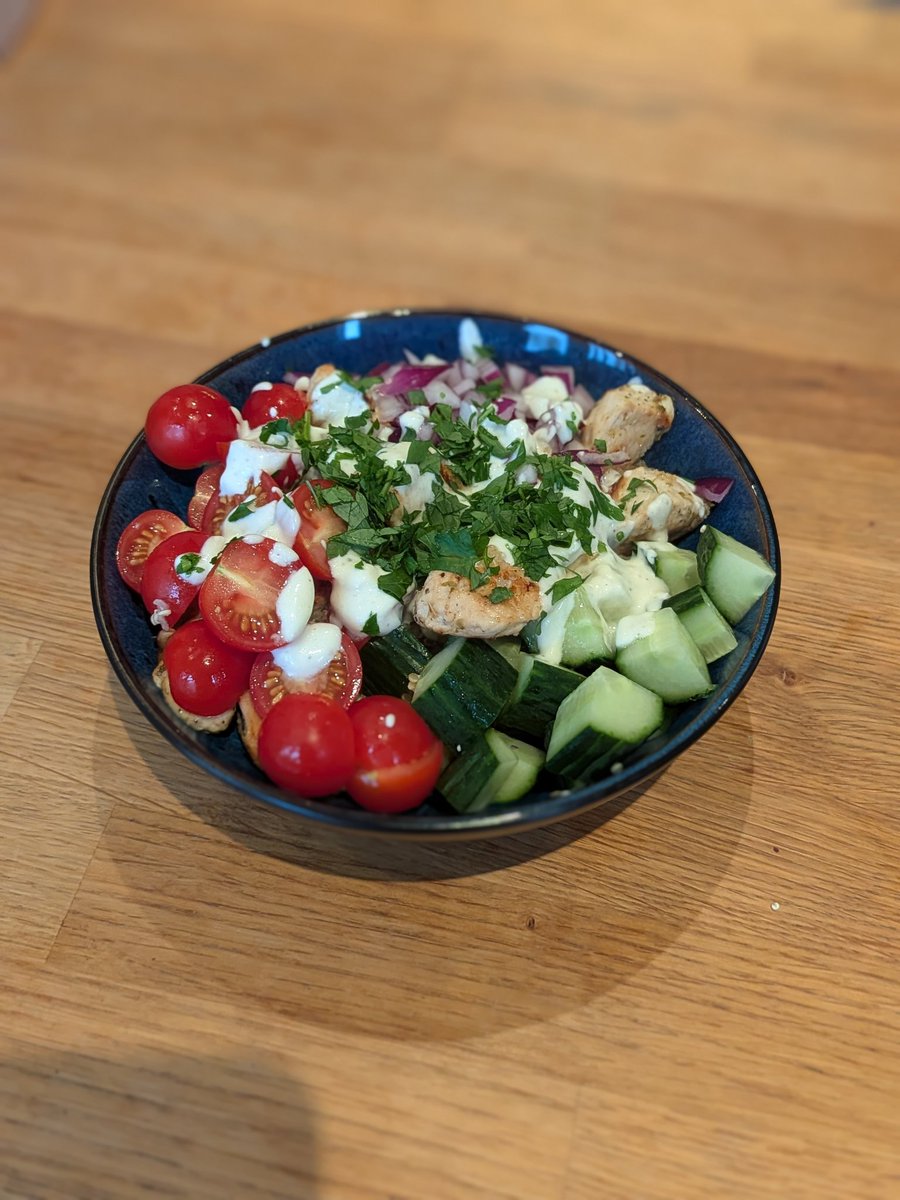 Gregolf's tweet image. Rainy day Monday lunch. Chicken souvlaki with salad on a bed of quinoa with lemon garlic creamy sauce 😋😋