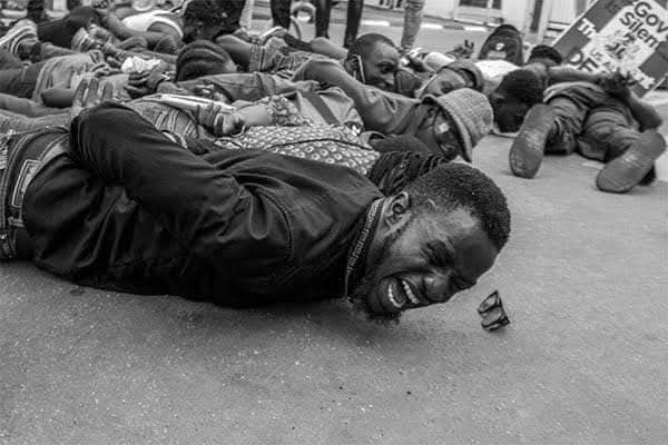 OsumareAyomi's tweet photo. Because we won't forget. Because we don't want to forget. Because we tried to forget. Because we can't forget. Because we must never forget...
We must always remember.
๐ค๐ฉธ๐ณ๐ฌ
#themassacreofnigerianyouths
#EndSARSprotest
#LekkiMassacre2020
#October202020
#Wewillalwaysremember https://t.co/u3wiVw5LMx