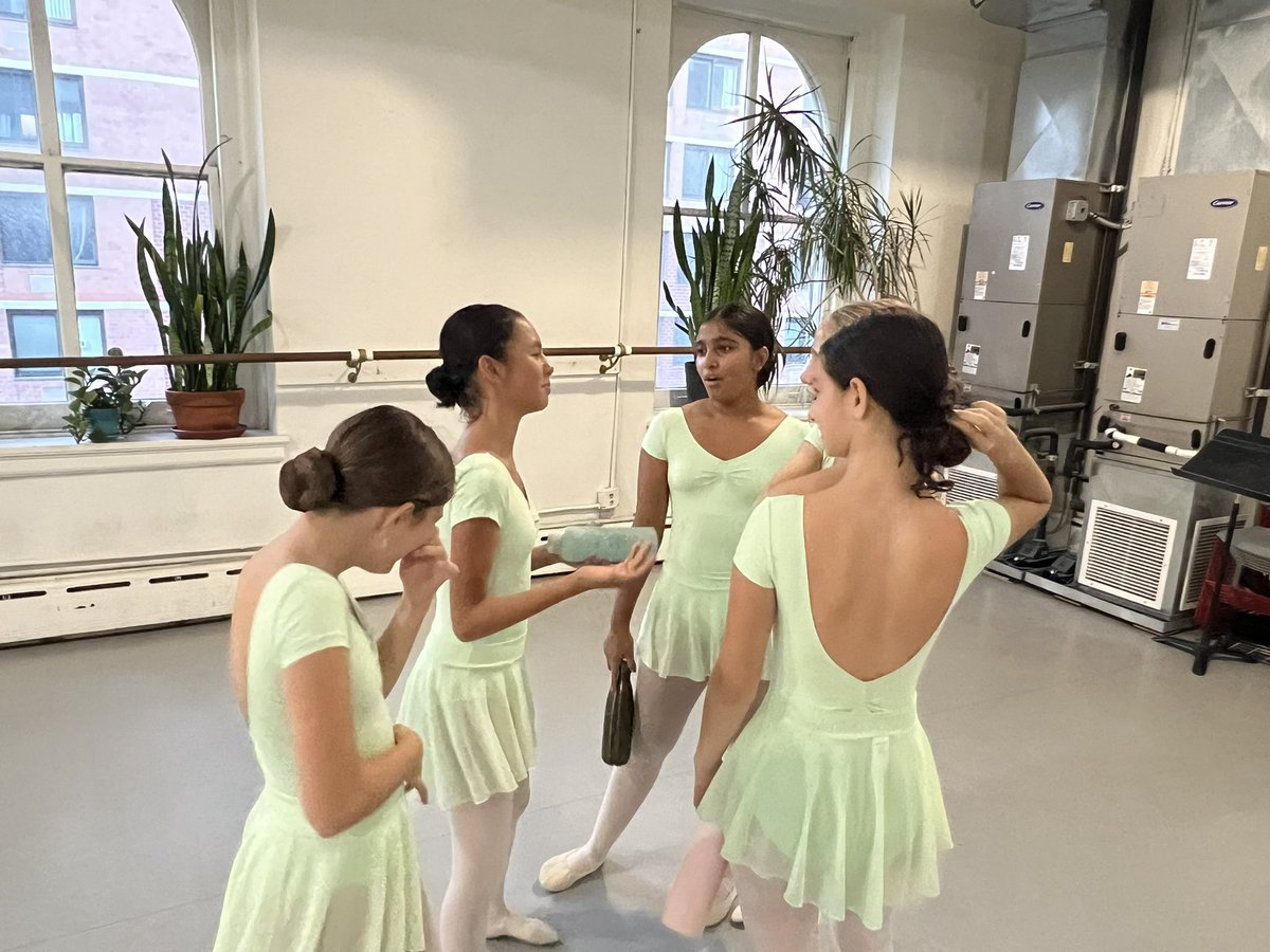 SLKBallet's tweet photo. After a hard class our dancers enjoy the chance to catch up with their friends! https://t.co/4etJcQyQ77