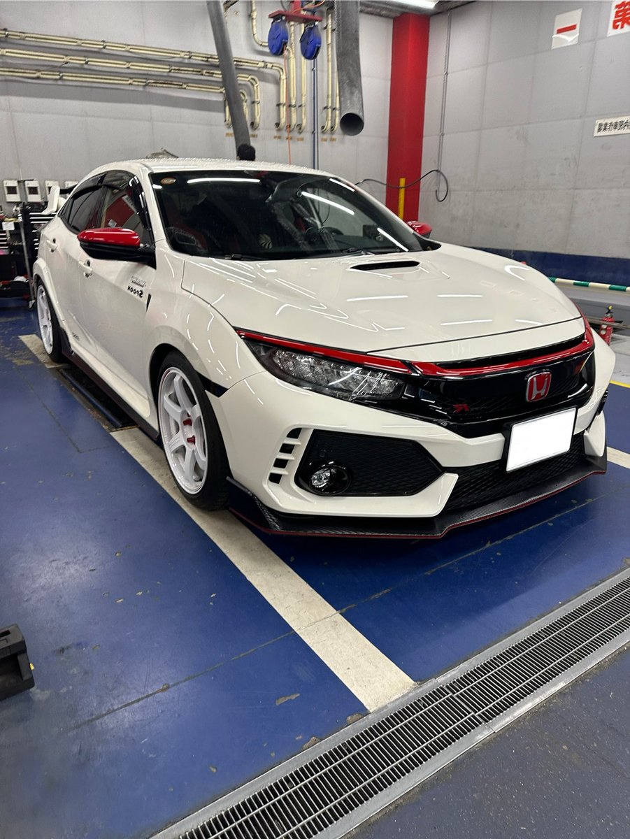シビックタイプR FK8にHKSの『スーパーSQV4』シルバーを取り付け。
プライマリーバルブとセカンダリーバルブを用いた、差圧式制御システムによって低過給域から高過給域まで幅広い作動領域で圧力制御を繊細に制御。サクションリターンキットを同時に取り付けし、車検対応になってます。