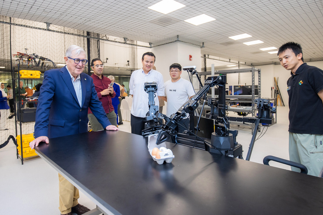 MadeinSaudi's tweet image. جامعة كاوست @KAUST_News تطلق مختبر الروبوتات (Robotics Bay) على مساحة 1000 م² بالحرم الجامعي
— التفاصيل:
• مختبر متكامل لتطوير الروبوتات الجوية والأرضية والبحرية
• يضم بنية تحتية لتجارب الذكاء الاصطناعي والنمذجة ثلاثية الأبعاد
• تدريب للكفاءات الوطنية في الذكاء الاصطناعي
