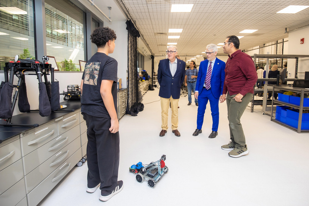 MadeinSaudi's tweet image. جامعة كاوست @KAUST_News تطلق مختبر الروبوتات (Robotics Bay) على مساحة 1000 م² بالحرم الجامعي
— التفاصيل:
• مختبر متكامل لتطوير الروبوتات الجوية والأرضية والبحرية
• يضم بنية تحتية لتجارب الذكاء الاصطناعي والنمذجة ثلاثية الأبعاد
• تدريب للكفاءات الوطنية في الذكاء الاصطناعي