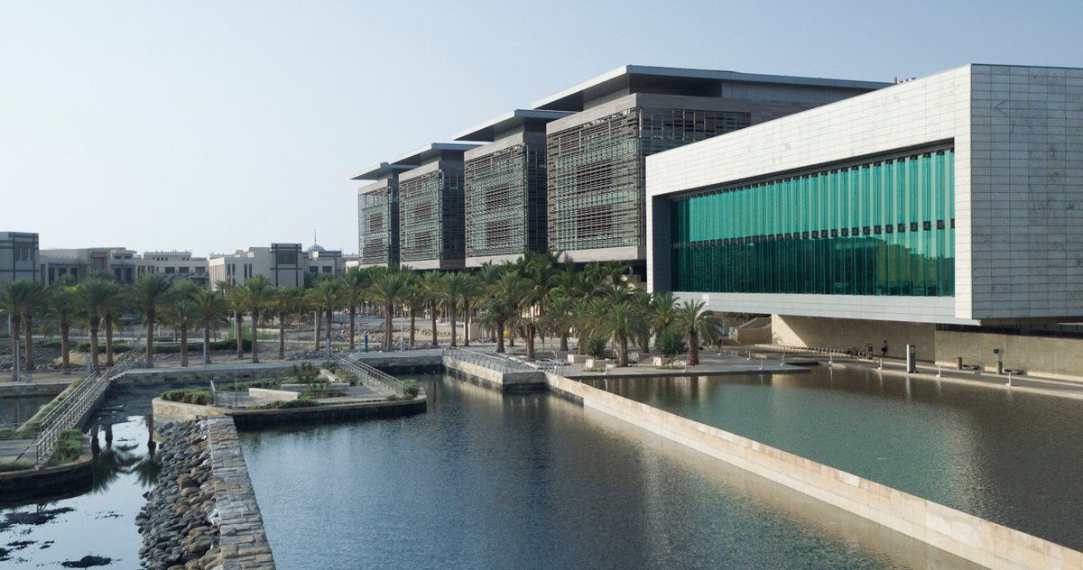 MadeinSaudi's tweet image. جامعة كاوست @KAUST_News تطلق مختبر الروبوتات (Robotics Bay) على مساحة 1000 م² بالحرم الجامعي
— التفاصيل:
• مختبر متكامل لتطوير الروبوتات الجوية والأرضية والبحرية
• يضم بنية تحتية لتجارب الذكاء الاصطناعي والنمذجة ثلاثية الأبعاد
• تدريب للكفاءات الوطنية في الذكاء الاصطناعي