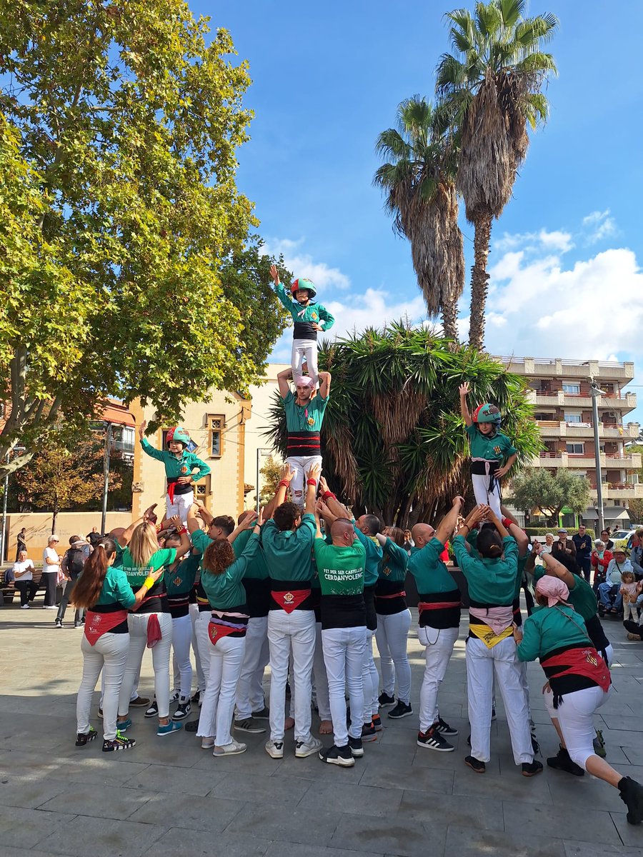 Ahir, diumenge 20 d'octubre, vam alçar un pilar de 4 i un vano de 3 a l'acte solidari "Teixint vida" contra el càncer de mama. Sempre amb la ciència! 🩷💚