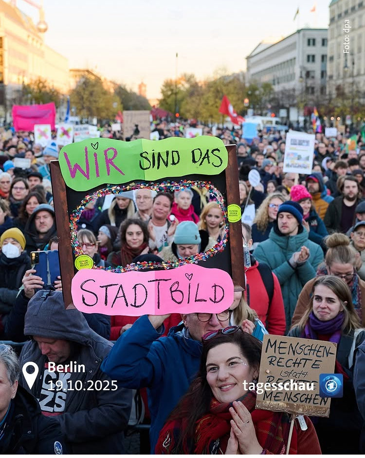 Wenn jemand in Berlin das physikalisch Unmögliche schafft – nur Weiße auf einem Bild zu versammeln – dann sind es Linke.