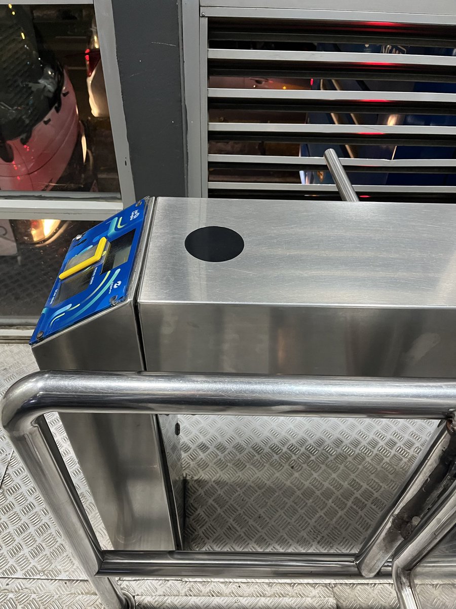 baborcha's tweet image. hadehhhh ini kenape di halte kota bambu nunggu kartu tap in harus 7 menit kocakklkk buang2 waktu orang bgt 😡😡😡😡😡😡😡😡😡 perasaan di halte lain atau non-brt ga gini @PT_Transjakarta