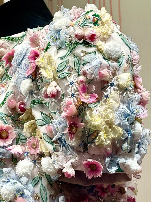 CHANELのテキスタイル展に行ってきた! とんでもない量の手仕事で作られてるんだなと体感できる展示だった。 ツイード生地はたくさんの種類のリボンを織って作られているのか。未知〜。