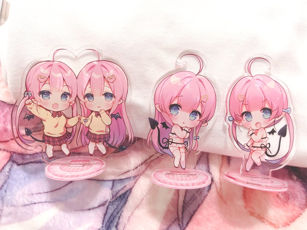 #うさ城ウェブポン グッズ紹介❣A賞は直筆サイン入りブロマイド、B賞はアクリルスタンドです✨双子さきゅばすちゃんのアクスタ台座デザインかわいくて気に入ってます～!! 