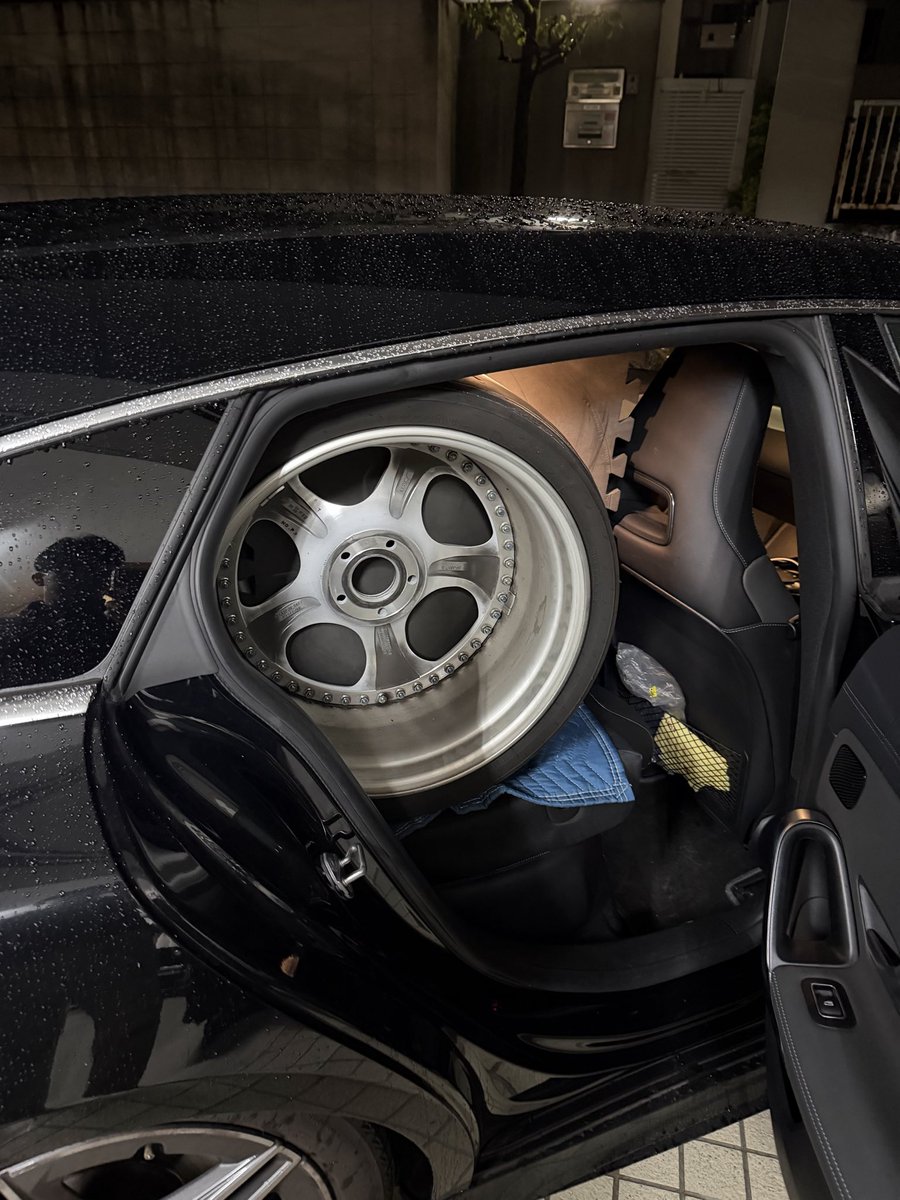 ちっちゃい車で19インチの295を8本運ぶとタイヤとドライブデートになる笑