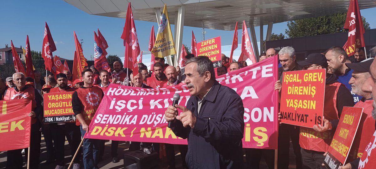 BASINA VE KAMUOYUNA
DOĞUŞ OTOMOTİV ÖNÜNDE KİTLESEL EYLEM GERÇEKLEŞTİ:
“HÖDLMAYR LOJİSTİK’TE SENDİKA DÜŞMANLIĞINA SON!”
Volkswagen’in Türkiye taşımacılığını yapan Hödlmayr Lojistik Ltd. Şti. işyerinde, sendikal haklarımızın engellenmesine karşı Doğuş Otomotiv önünde kitlesel bir