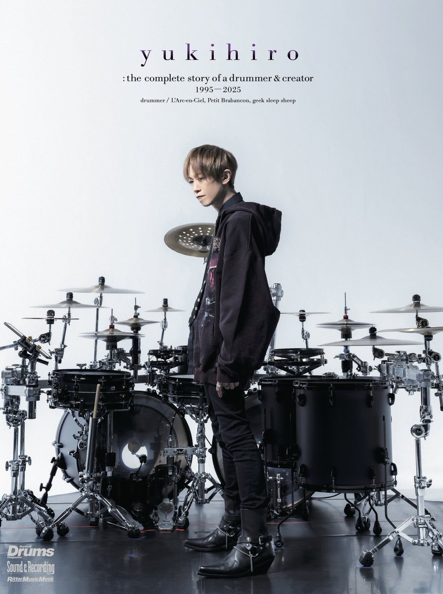【表紙解禁】
yukihiroさんの軌跡を凝縮した『yukihiro：the complete story of a drummer &amp; creator 1995-2025』限定版の表紙が公開‼️　トレードマークであるツーバスのドラムをバックにした撮り下ろし写真が目印です📸
