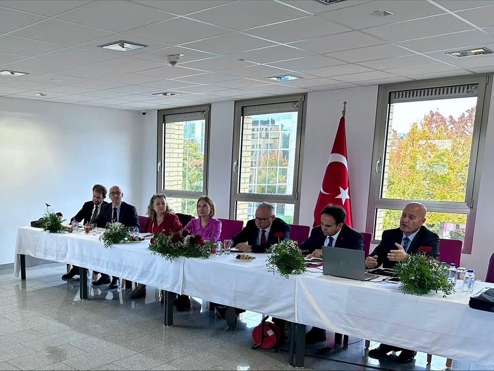 Batı Avrupa Muavin Konsoloslar Toplantısı Düsseldorf Başkonsolosluğumuzda 18-19 Ekim 2025 tarihlerinde Bakanlığımız ve ilgili kurum yetkililerinin katılımıyla gerçekleştirilmiştir. (1/5)