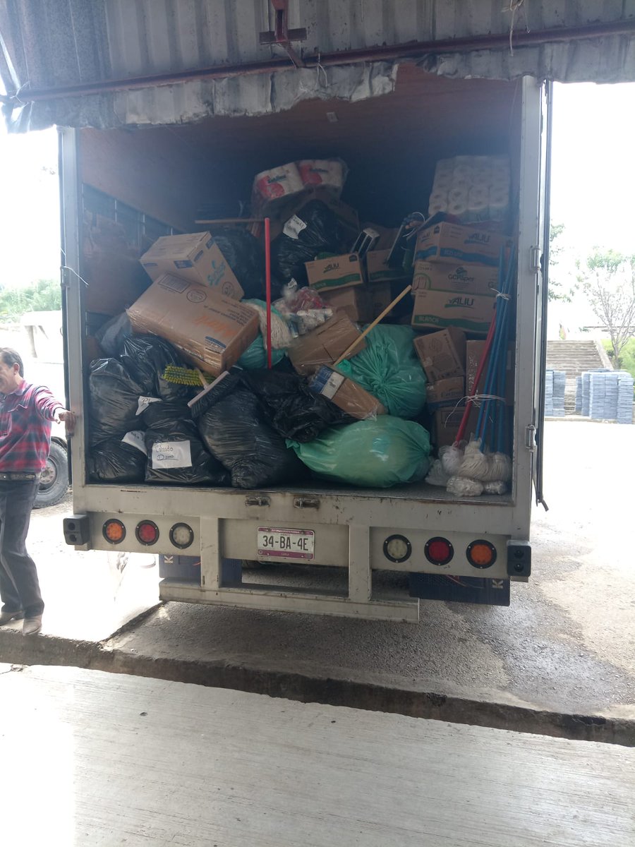 YtaSandra's tweet photo. Equipo SEP FED En Puebla, entregamos 4 toneladas de víveres y art. de limpieza, en apoyo a la Sierra Norte.
Muchas gracias a tod@s por su solidaridad.
#orgullosamentepoblana https://t.co/nW021jBm2i