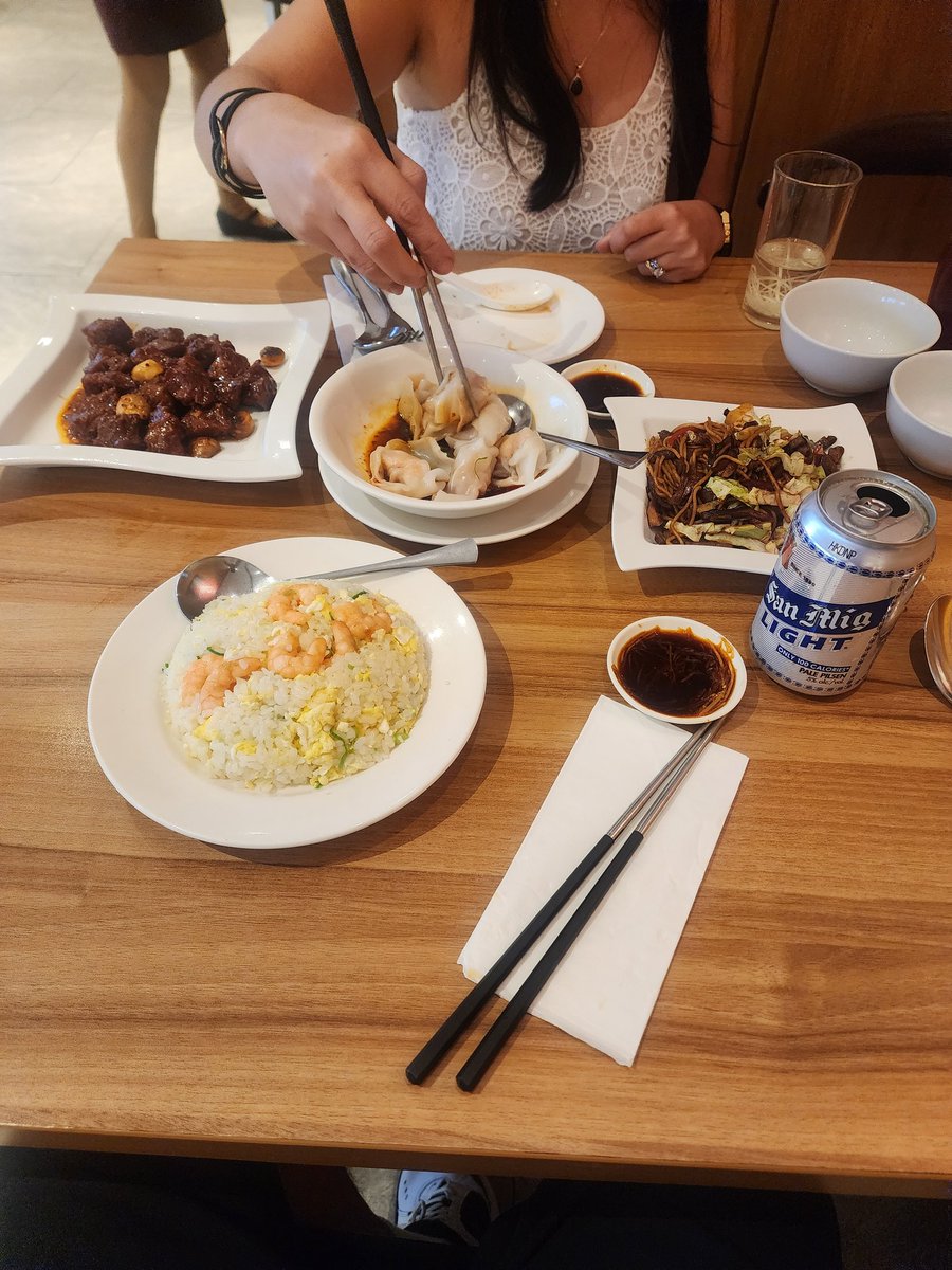 bigvalleyRob3's tweet image. We went to Din Tai Fung&apos;s. The best Chinese restaurant in the Philippines
It&apos;s actually rated in the top ten of gourmet franchise restaurants in the world
And the price for everything including two San Miguel light beers and a rose iced tea was only $37.56 USD

@bigvalleyrob3