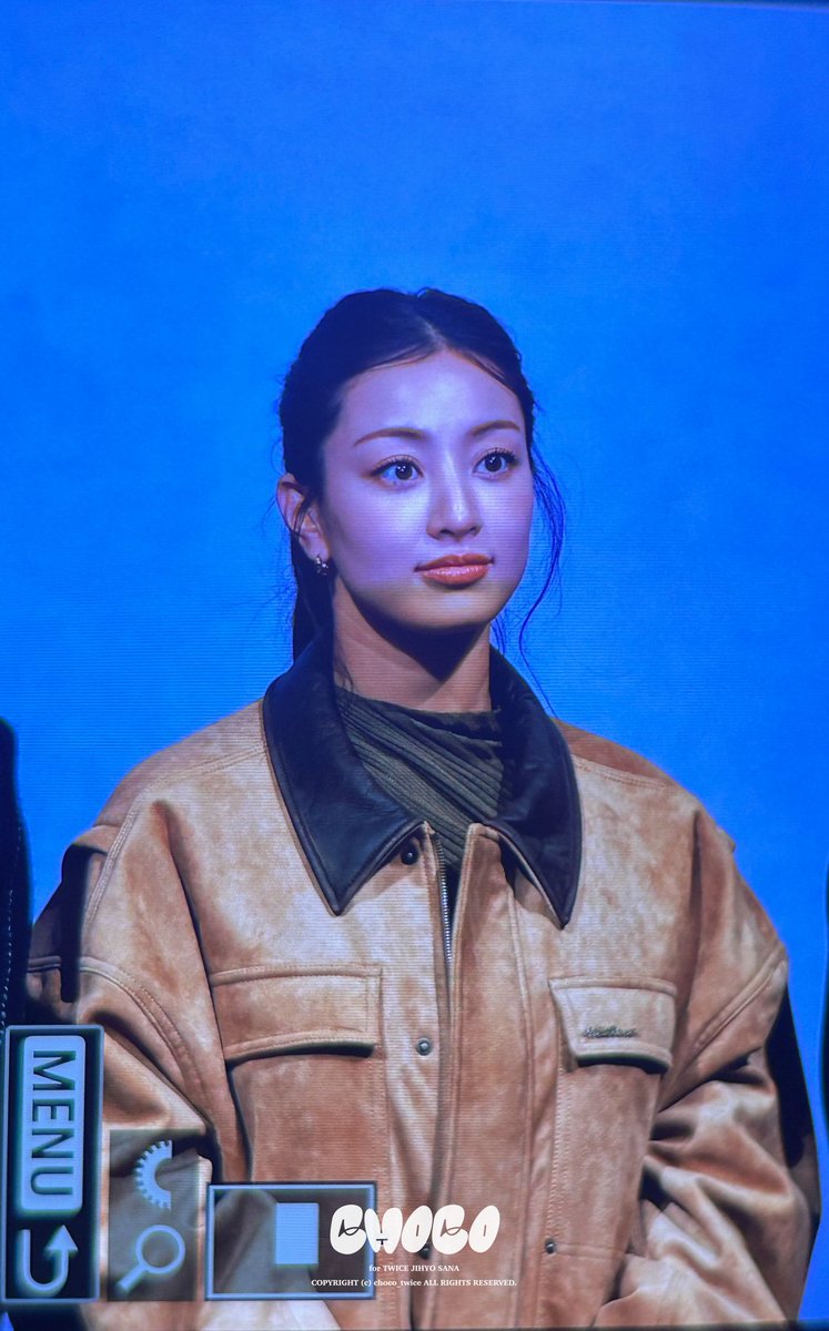 JEONGYEON GAVE HER JACKET TO JIHYOOOAHHHSHDJJSJD MY BABIES