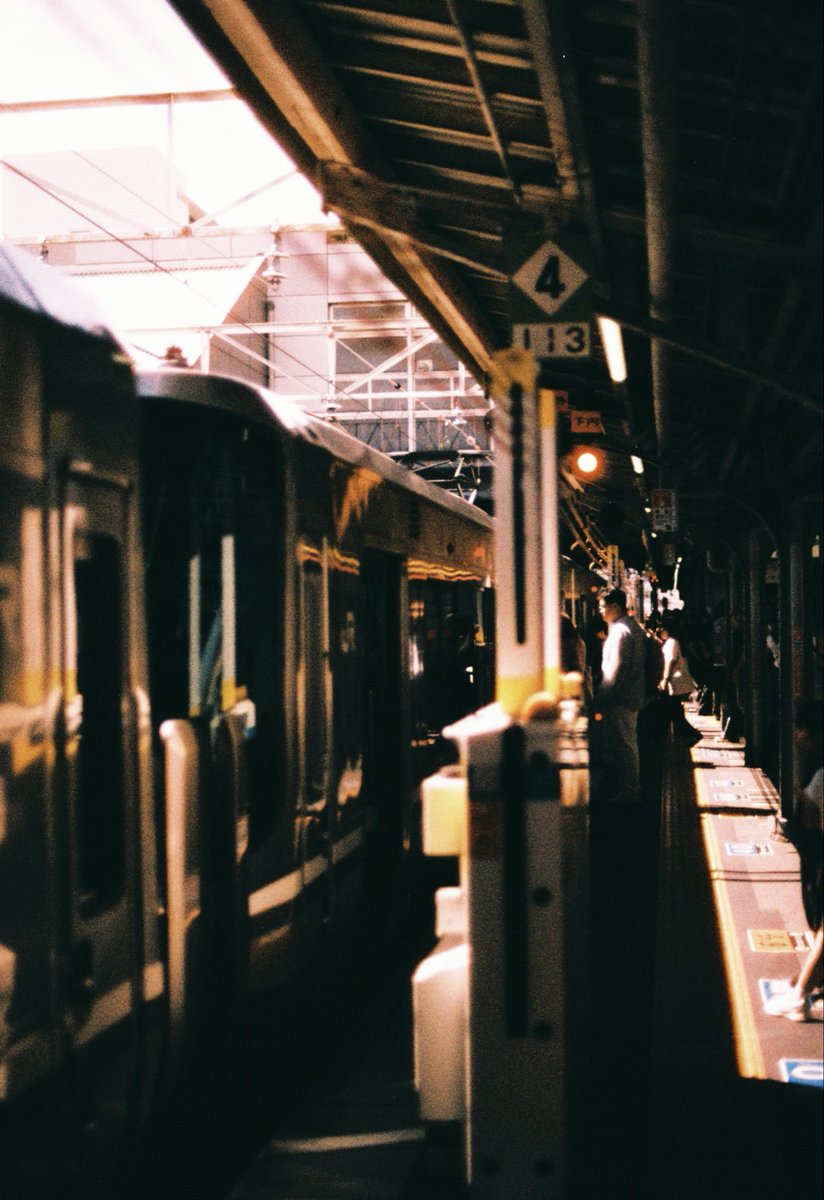 kurara7122's tweet photo. この独特な写りのフィルムで京都駅の景色を🚶。こちらはNikon F4 でパシャリ🤩
フィルムはのハーマン社の初代フェニックス🐦🔥(赤い箱)。 実は結構お気に入り。
⇩
⭐️このフィルムのレビュー⭐️
https://t.co/3GdhYTlc5U…
#nikon #nikonf4
#Phoenix200 #harmanphoenix #harmanphoto #phoenixfilm #harmanphoenix200 #カメラはスズキ #京都駅
#フィルム写真 #フィルムカメラ #写真好きな人と繋がりたい
