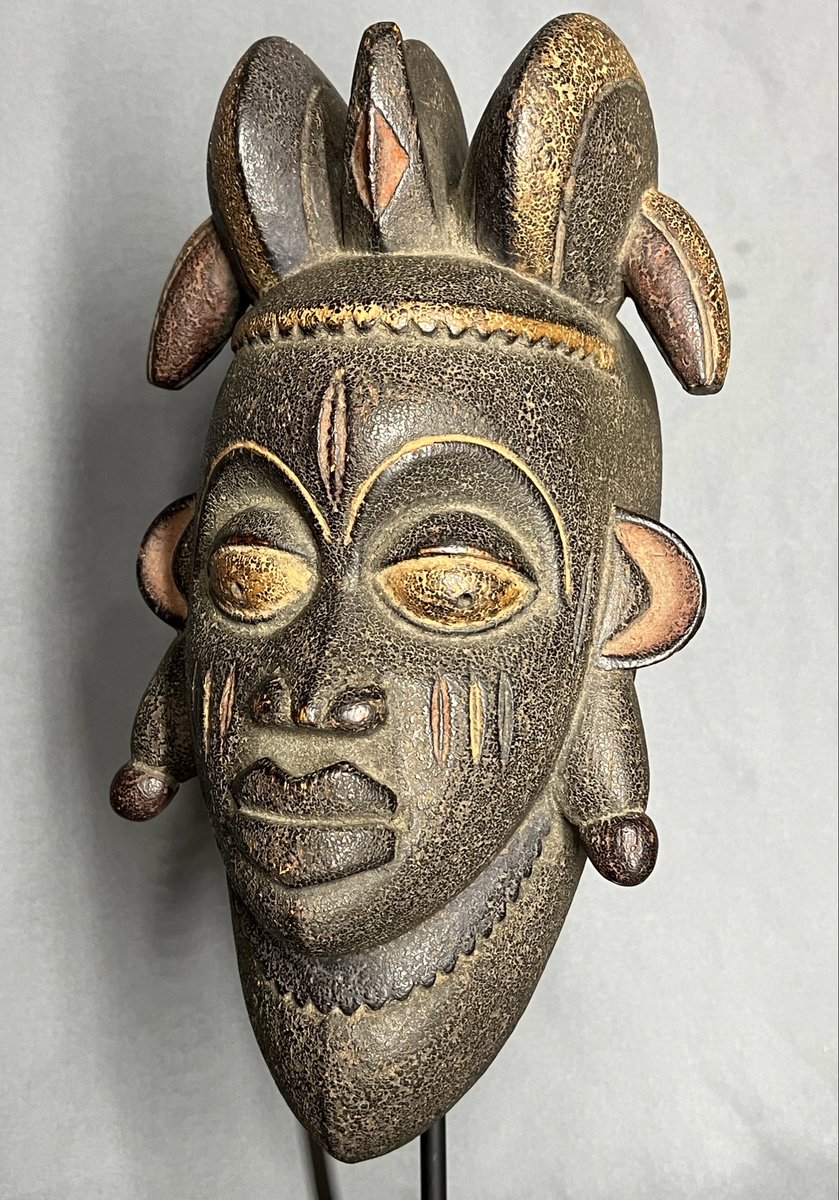 AfurakanGallery's tweet photo. Don't miss out – grab your **$ÒRÌṢÀ packs** NOW on @vibechain 👇🏽
This fine Yoruba mask has an estimated value of $200
Dimensions: 12”H x 6 1/2”W x 4 1/2”W
Mid 20C.
Beautiful encrusted patina.
Start building your pantheon for a change to *WIN* this beautiful #Africanmask https://t.co/fhnUOYD1TQ