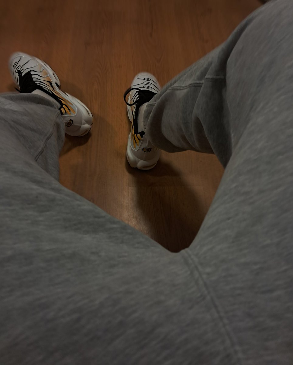 Welche von euch wertlosen Bitches kniet vor mir😈?

#feet #paypig #findompiggy
#findomdom #cashmaster #cashslaves #feetfindom #footslave #alphadom #alphafeet #humillation #gayslave #master #dirty #cashgame #slave #sub #findom