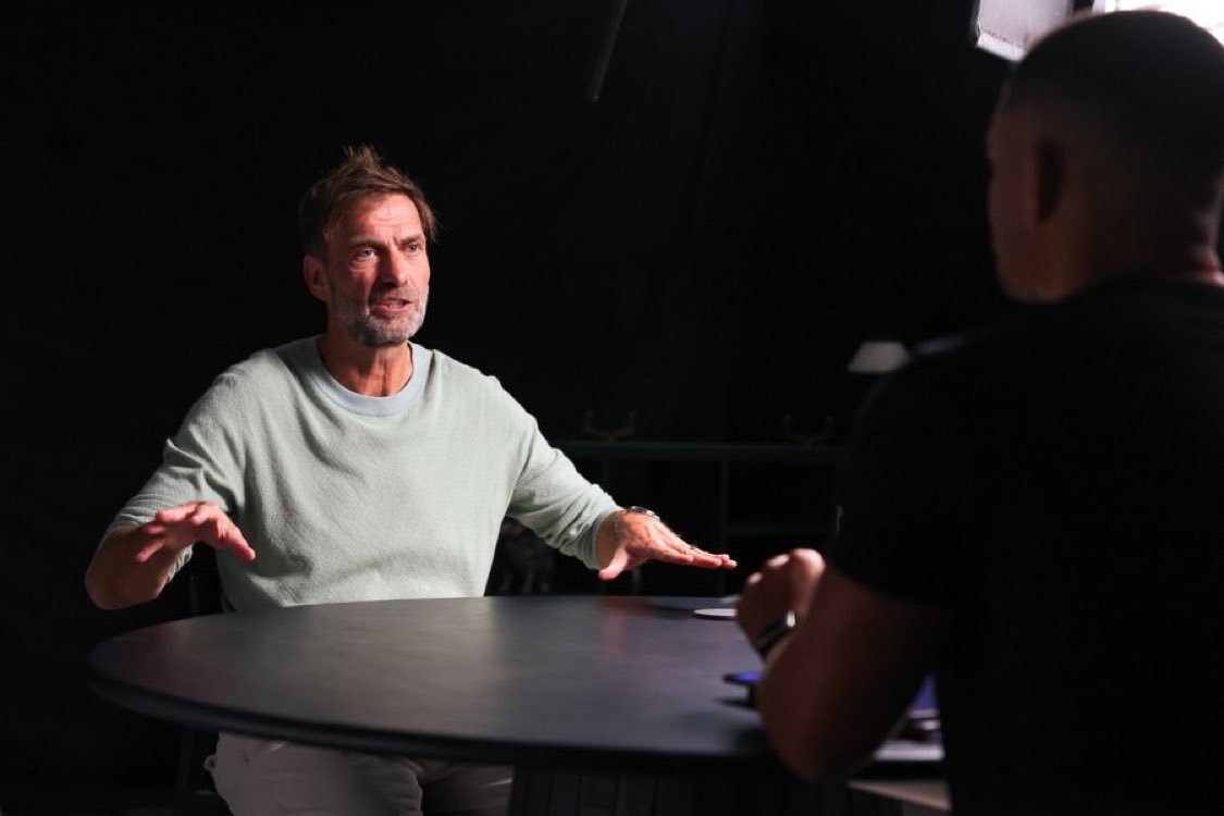 Jürgen Klopp sobre gestão de pessoas:

"Eu trato cada jogador de forma diferente. E às vezes um jogador vinha até mim e dizia: 'Você nunca falaria comigo da mesma maneira que falou com ele!'.

E eu respondia: 'Não, não faria isso. Porque ele cresceu na Argentina, numa casa sem