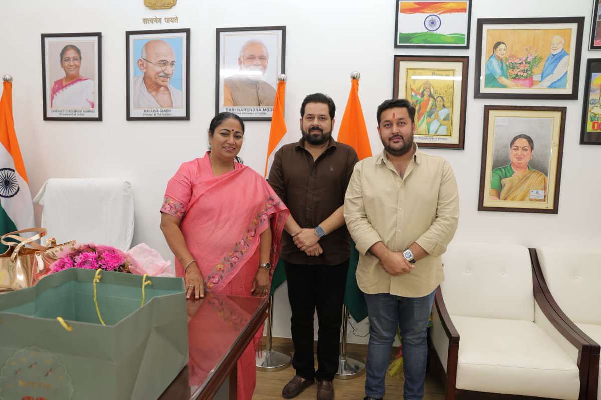 ManishChadhaBJP's tweet image. आज दिल्ली की माननीय मुख्यमंत्री श्रीमती @gupta_rekha जी से शिष्टाचार मुलाकात कर उन्हें #दीपावली की शुभकामनाएं दी।।
@narendramodi @BansuriSwaraj
#HappyDiwali #NarendraModi #JPNadda #BansuriSwaraj #VirendraSachdeva