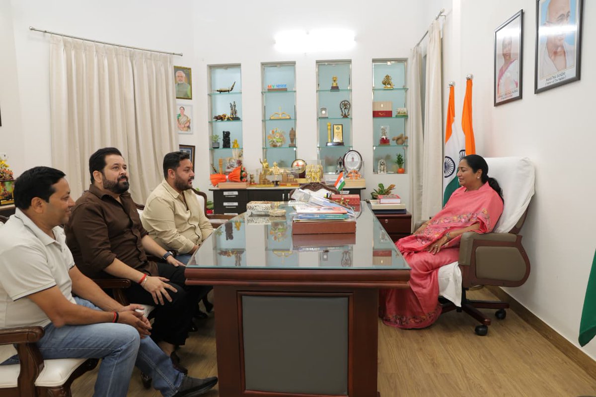 ManishChadhaBJP's tweet image. आज दिल्ली की माननीय मुख्यमंत्री श्रीमती @gupta_rekha जी से शिष्टाचार मुलाकात कर उन्हें #दीपावली की शुभकामनाएं दी।।
@narendramodi @BansuriSwaraj
#HappyDiwali #NarendraModi #JPNadda #BansuriSwaraj #VirendraSachdeva