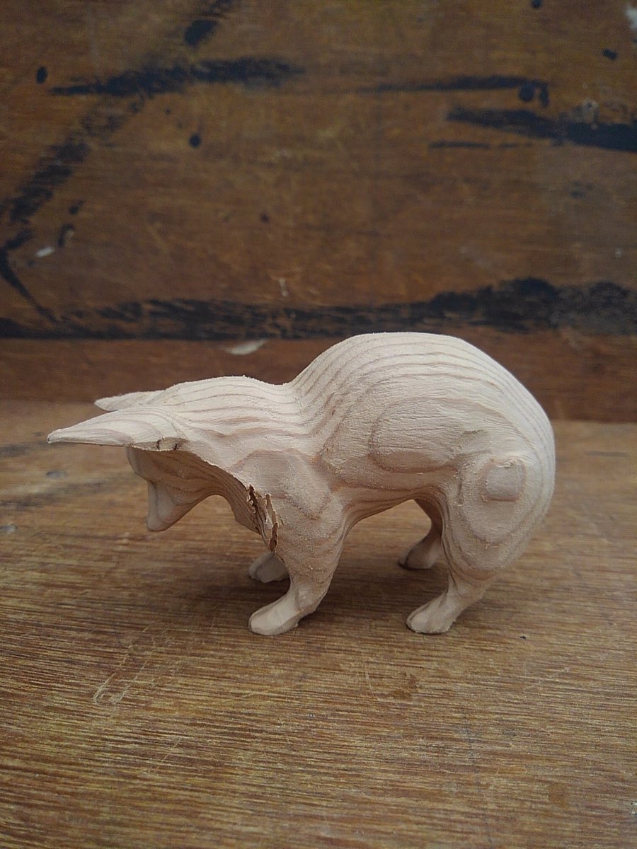 木彫りの天使のコーギー 木彫りのコーギー（制作中） 木彫りのコーギー